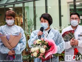 Из Перинатального центра Якутска выписали девочек-тройняшек