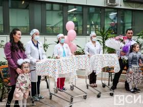 Из Перинатального центра Якутска выписали девочек-тройняшек