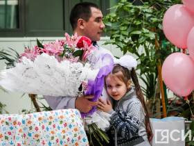 Из Перинатального центра Якутска выписали девочек-тройняшек