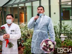 Из Перинатального центра Якутска выписали девочек-тройняшек