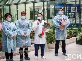 Из Перинатального центра Якутска выписали девочек-тройняшек