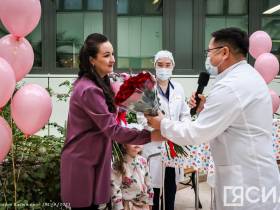 Из Перинатального центра Якутска выписали девочек-тройняшек