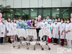 Из Перинатального центра Якутска выписали девочек-тройняшек