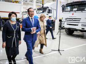 Одиннадцати районам Якутии переданы передвижные медицинские комплексы