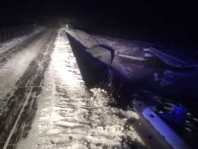 В Амгинском районе Якутии автомобиль упал с моста  