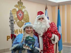 Дед Мороз и Снегурочка МЧС Якутии поздравили детей с Наступающим Новым годом