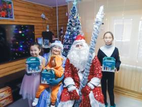 Дед Мороз и Снегурочка МЧС Якутии поздравили детей с Наступающим Новым годом