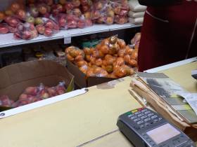 В якутский поселок Черский доставили фрукты и яйца