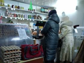 В якутский поселок Черский доставили фрукты и яйца