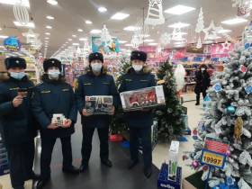 Более 500 новогодних подарков подарили детям сотрудники МЧС России