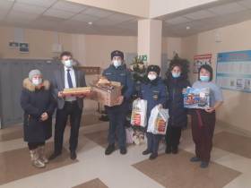 Более 500 новогодних подарков подарили детям сотрудники МЧС России
