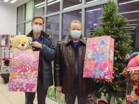 Более 500 новогодних подарков подарили детям сотрудники МЧС России