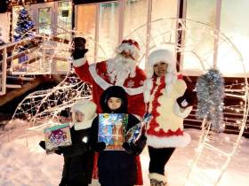 Акция "Чудо в окошко". Второклассникам Усть-Янского района Якутии в окно постучал Дед Мороз