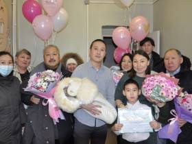 В якутском городе Ленске выписали первого ребенка, рожденного в год 100-летия ЯАССР