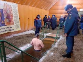 Спасатели обеспечивают безопасность в местах проведения Крещенских купаний в Якутии