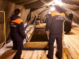 Спасатели обеспечивают безопасность в местах проведения Крещенских купаний в Якутии