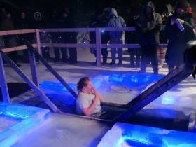 Спасатели обеспечивают безопасность в местах проведения Крещенских купаний в Якутии