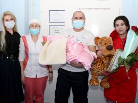 В Удачном родителям первых новорожденных 2022 года вручили сертификаты капитала «Дети столетия»