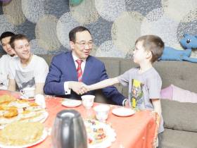 Глава Якутии встретился с многодетной семьей Котогоровых-Фурсо