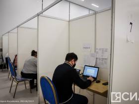 Глава Якутии проверил работу колл-центра единого номера "122"