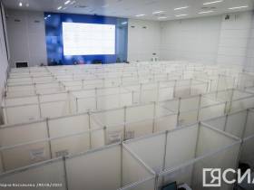 Глава Якутии проверил работу колл-центра единого номера "122"