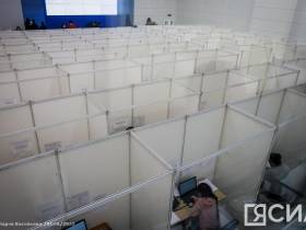 Глава Якутии проверил работу колл-центра единого номера "122"