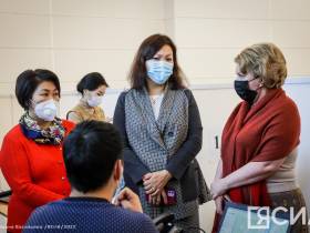 Глава Якутии проверил работу колл-центра единого номера "122"