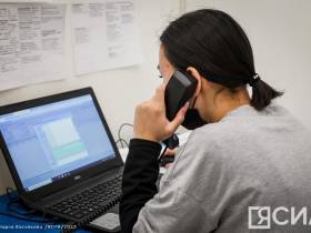 Глава Якутии проверил работу колл-центра единого номера "122"