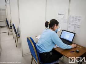 Глава Якутии проверил работу колл-центра единого номера "122"