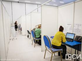 Глава Якутии проверил работу колл-центра единого номера "122"