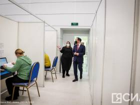 Глава Якутии проверил работу колл-центра единого номера "122"