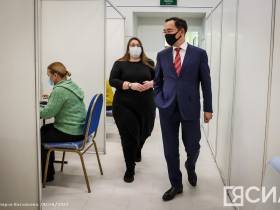 Глава Якутии проверил работу колл-центра единого номера "122"