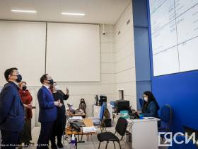 Глава Якутии проверил работу колл-центра единого номера "122"