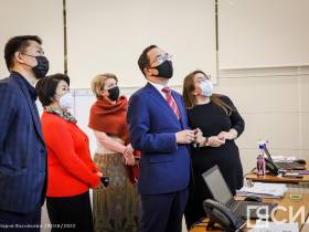 Глава Якутии проверил работу колл-центра единого номера "122"