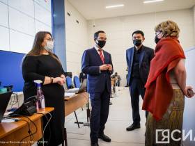 Глава Якутии проверил работу колл-центра единого номера "122"