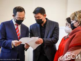 Глава Якутии проверил работу колл-центра единого номера "122"