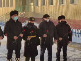 В Чурапчинском районе Якутии возложили цветы к памятнику участника ВОВ Ивана Павлова