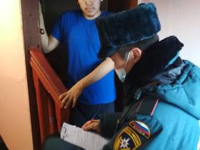 Сотрудники МЧС Якутии продолжают профилактическую работу в жилом секторе