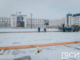 Фотофакт. В Якутске заливают каток