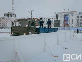 Фотофакт. В Якутске заливают каток