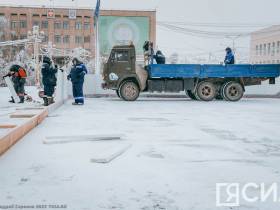 Фотофакт. В Якутске заливают каток