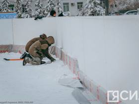 Фотофакт. В Якутске заливают каток