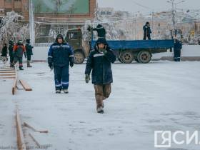 Фотофакт. В Якутске заливают каток