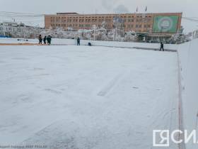 Фотофакт. В Якутске заливают каток