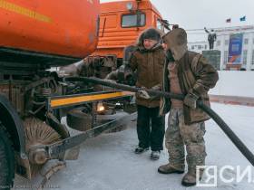 Фотофакт. В Якутске заливают каток