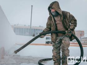 Фотофакт. В Якутске заливают каток