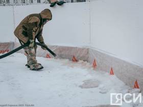Фотофакт. В Якутске заливают каток