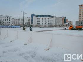 Фотофакт. В Якутске заливают каток