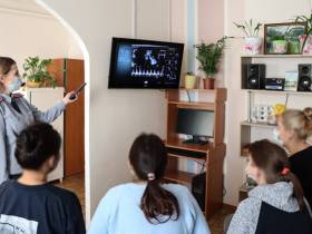 В Якутии осужденные женщины повязали розовые ленточки-символ борьбы против рака