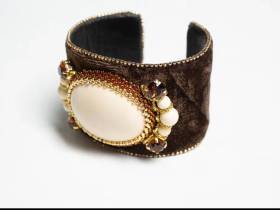 Якутянка создает эксклюзивные украшения